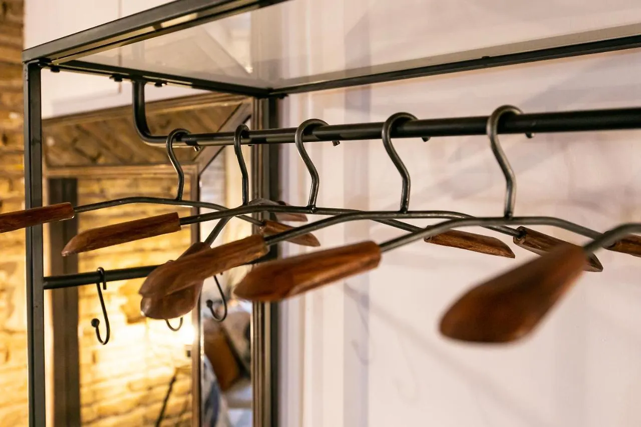 Apartamento 3 Dormitorios En Calle San Vicente. Seville Spain